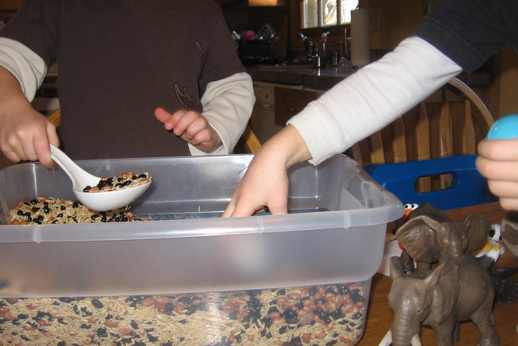 a-simple-sensory-bin-for-letter-e-the-measured-mom