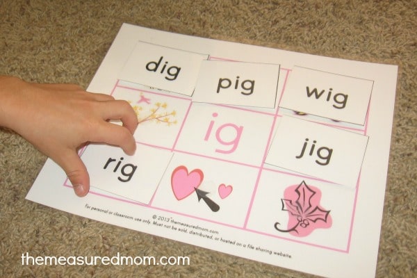 Check out these great reading mats for teaching short i - part of The Measured Mom's growing collection of free word family printables!