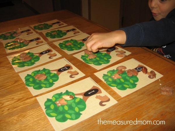 Need something to help your preschooler practice counting 1-10? Get these great math mats from The Measured Mom!