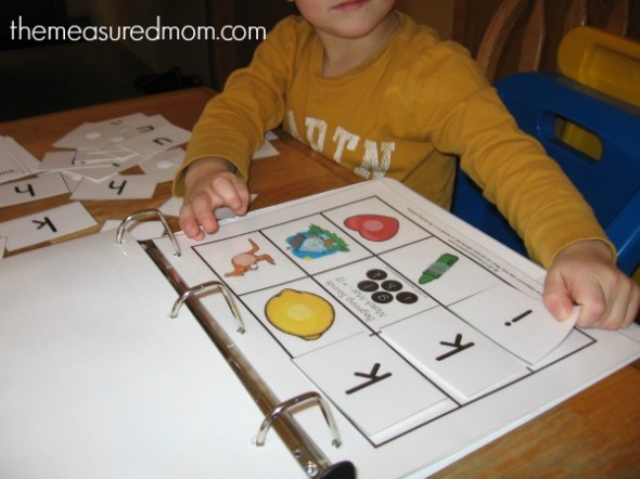 Need a beginning sounds activity? Teach letter sounds with these 25 FREE picture mats. Each mat adds a new letter. 
