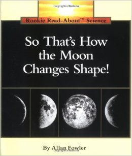 一大堆关于太空主题的书在学前或幼儿园!