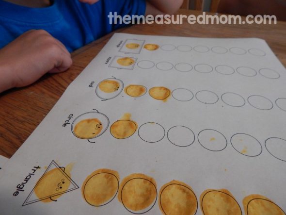 These free shape games for kindergarten through 2nd are no-prep! Just print and play! 