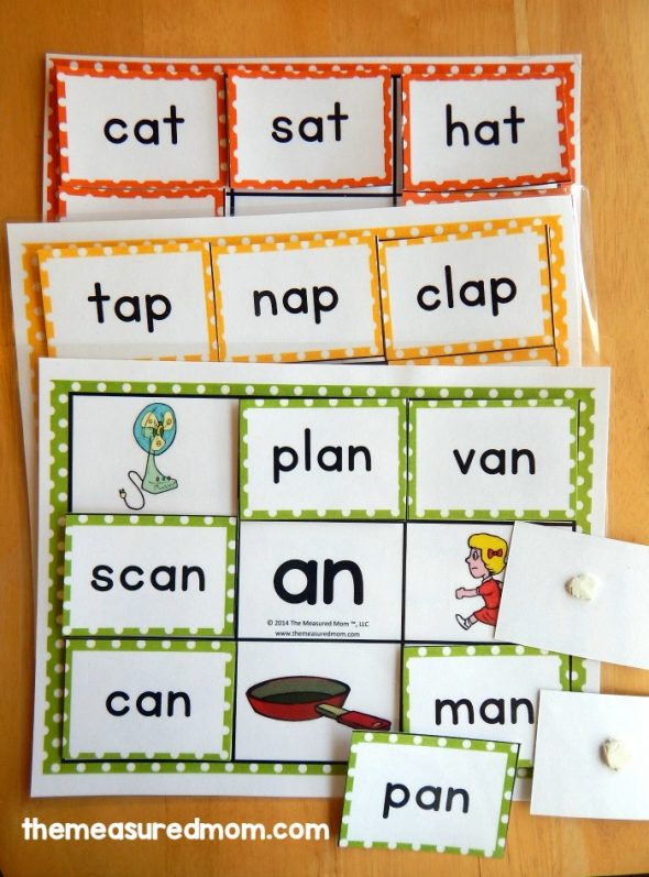 Love this set of 35 reading mats. Great activity for teaching kids to read short vowel word families! 
