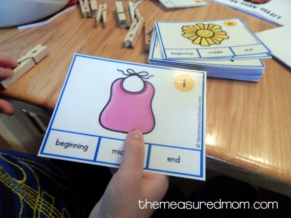 These beginning, middle, and ending sounds clip cards are great for kids in preschool and kindergarten. 