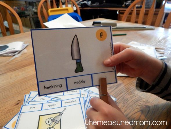 These beginning, middle, and ending sounds clip cards are great for kids in preschool and kindergarten. 