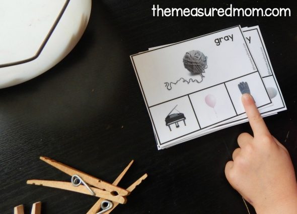 Grab this free color matching activity for preschoolers!